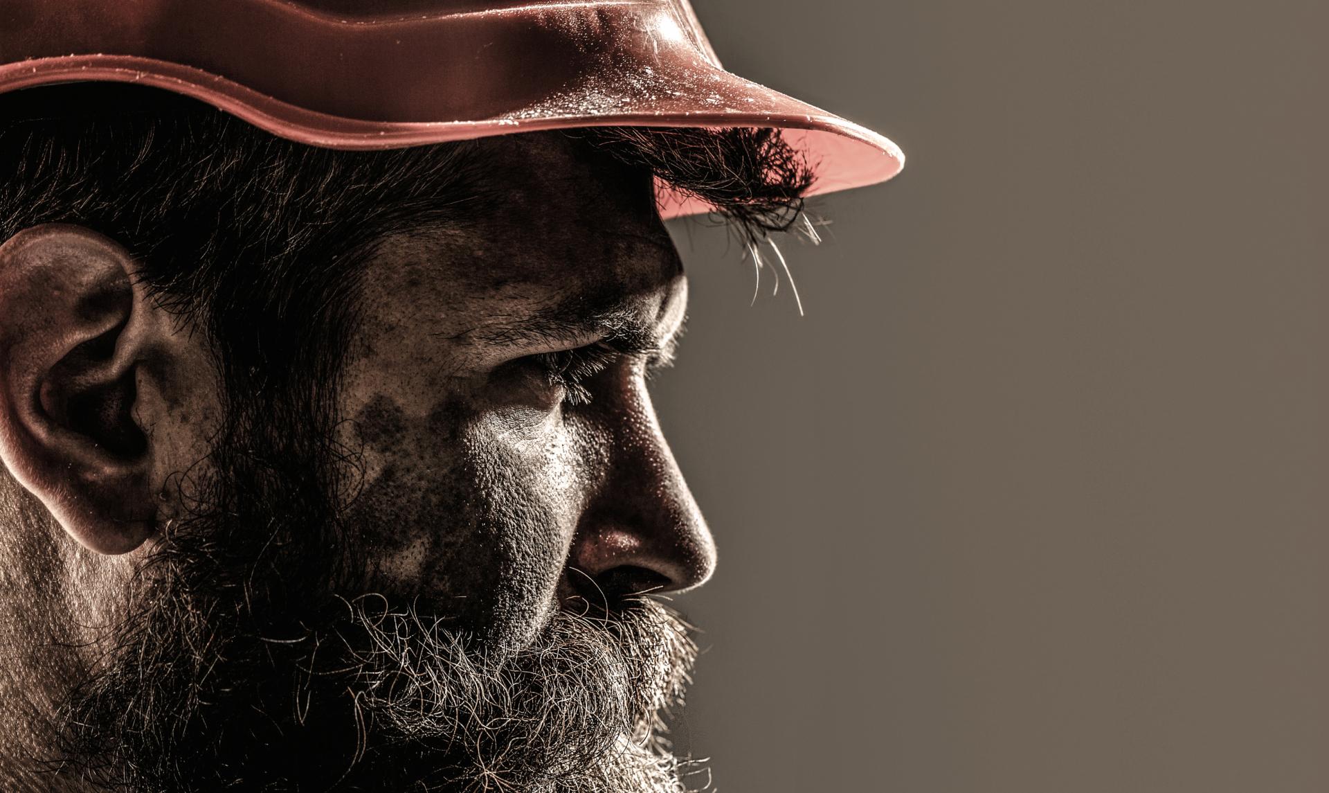 Werkman Een werkman met een rode helm op.